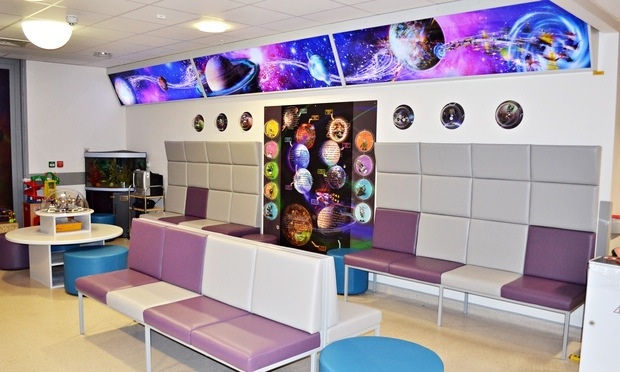 Sala de recepção com distração para as crianças, jogos e ambientação "planetária"