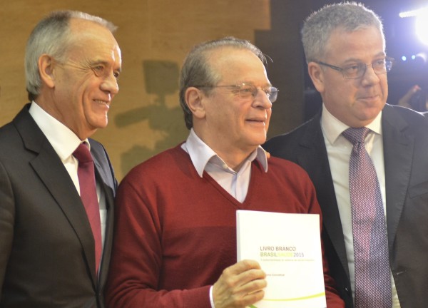 Tarso recebe livro da Anahp das mãos de Claudio Seferin e Fernando Torelly