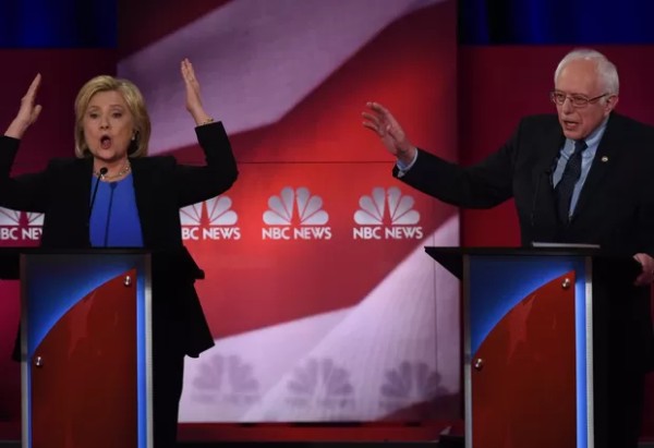 Hillary Clinton e Bernie Sanders no último debate realizado no domingo, dia 17