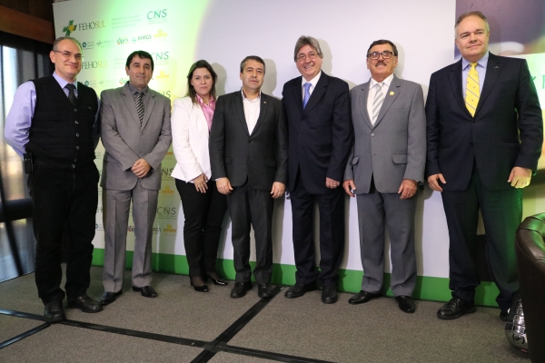 Dirigentes e assessores posam com o ministro Ronaldo Nogueira