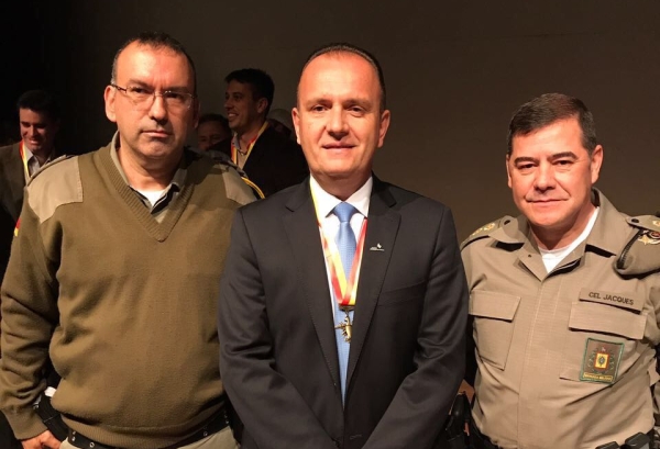 Tenente-coronel Amorim, superintendente Evandro Moraes e coronel Jacques durante a cerimônia