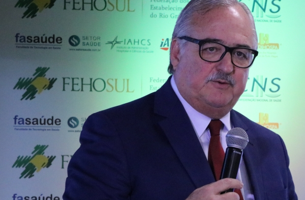 Vice-presidente licenciado da FEHOSUL, Pedro Westphalen, defendeu o engajamento do setor da saúde para enfrentar dificuldades