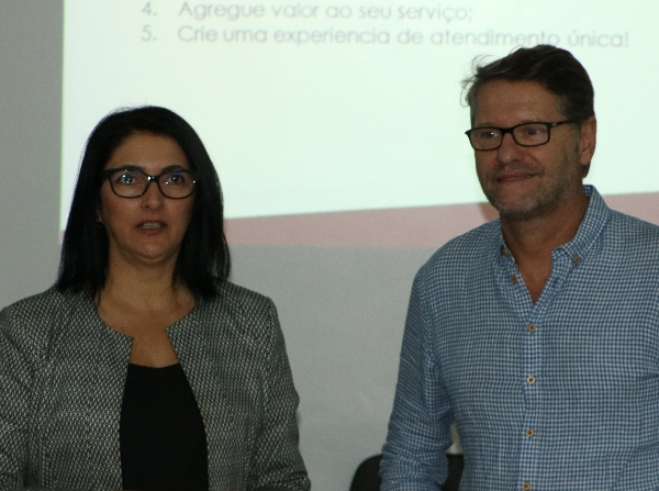 A palestrantes Cristina Cafruni e o coordenador de pós-graduação e extensão da Fasaúde/IAHCS, Paulo Petry 