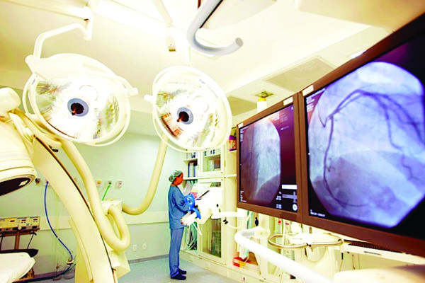 Sala híbrida com capacidade para realização ao mesmo tempo de procedimentos endovasculares e cirúrgicos,
