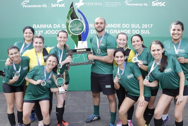 Atletas da Unimed Porto Alegre comemoram com o Troféu