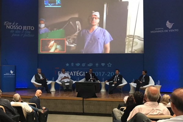 Com transmissão ao vivo, Moinhos de Vento realiza cirurgia robótica em paciente com câncer