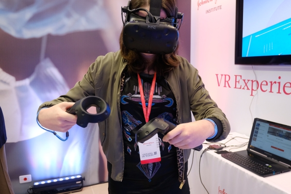 Jornalistas puderam testar a tecnologia de realidade virtual na J&J Institute