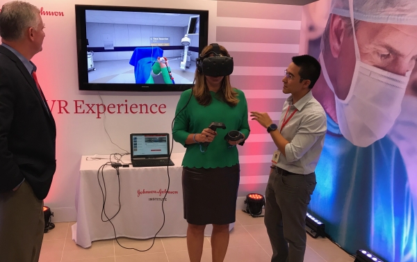 Jornalista Christiane Pelajo testa o equipamento de realidade virtual VR Attune 