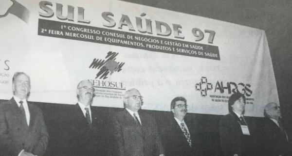 Ministro da Saúde em 1997, Carlos Albuquerque prestigiou a abertura do Sul Saúde da FEHOSUL