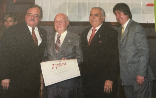 Exi-presidente Lauro Schuck recebe homenagem das mãos de Pedro Westphalen, Cláudio Allgayer e do presidente da FBH, Luiz Aramicy Bezerra Pinto