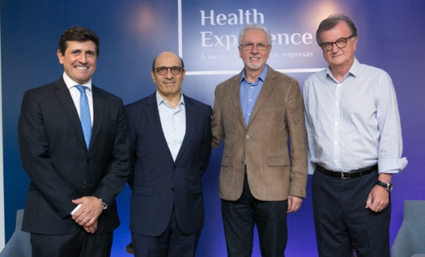 Os palestrantes Eugênio Mussak e José Galló com as lideranças do Hospital e Bradesco