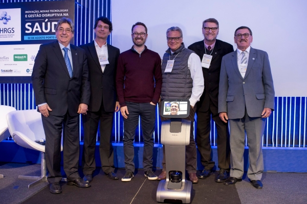 Cláudio Allgayer, Carlos Klein, Cristiano Englert, Odacir Rossato e Paulo Petry. Salvador Gullo à frente, por meio do robô utilizado para interagir direto dos EUA. 