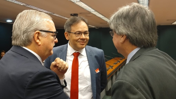 Breno Monteiro, presidente da CNSaúde (ao centro), conversa com Westphalen (esquerda) e Allgayer (direita), na Câmara dos Deputados 