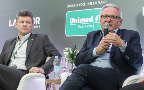 Superintendente executivo Glauco Chagas e Flávio da Costa Vieira no anúncio da criação da holding Laçador