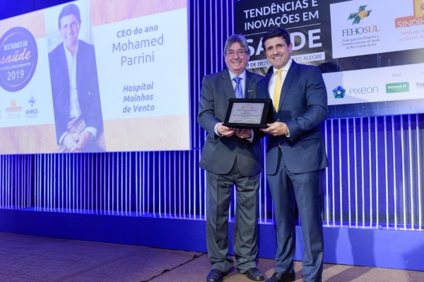 Parrini foi homenageado pela FEHOSUL/AHRGS e SINDIHOSPA com CEO do Ano