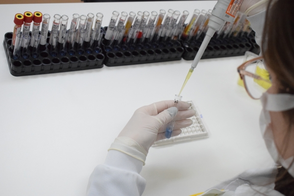 Laboratório do Hospital Tacchini é validado pelo Lacen e agliza resultados de testes COVID-19