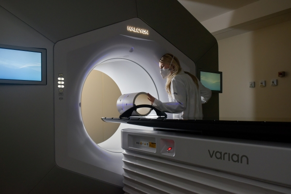 Centro de Oncologia do Hospital São Lucas da PUCRS recebe novo aparelho de radioterapia inédito no Sul do Brasil