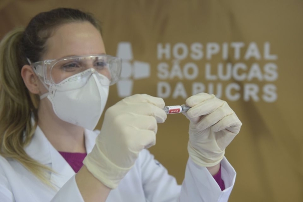 Hospital São Lucas da PUCRS busca profissionais da saúde acima dos 60 anos para participar de estudo da vacina Coronavac