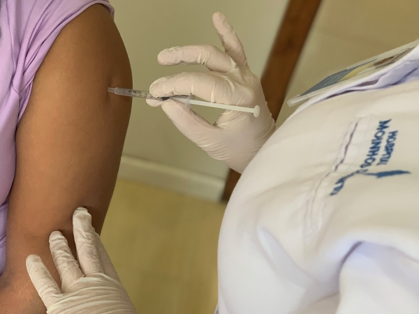 Vacina contra a COVID-19 Hospital Moinhos amplia vagas para voluntários e prioriza tabagistas-