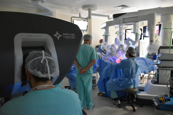 Santa Casa de Porto Alegre realiza primeiras cirurgias robóticas de cabeça e pescoço do sul do Brasil-
