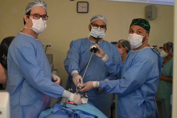 Santa Casa de Porto Alegre realiza primeiras cirurgias robóticas de cabeça e pescoço do sul do Brasil--