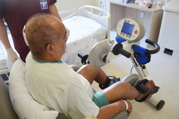 Paciente pós-Covid recebe alta após intenso tratamento com fisioterapia robótica-