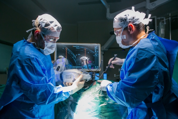 Hospital Moinhos de Vento realiza primeira cirurgia cerebral com uso de robô-