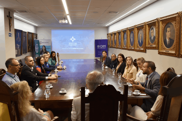 Santa Casa de Porto Alegre apresenta experiência com empregabilidade de migrantes para comitiva da ONU -