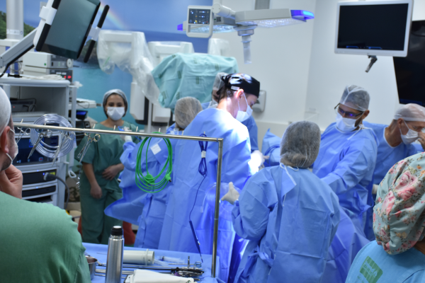Complexo Hospitalar da Unimed Vale do Sinos realiza a primeira cirurgia robótica da Região