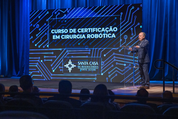 Santa Casa de Porto Alegre capacita 100 novos cirurgiões robóticos-
