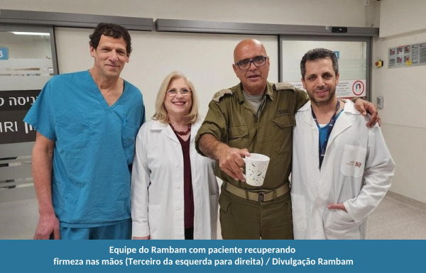 Equipe do Rambam com paciente recuperando firmeza nas mãos3