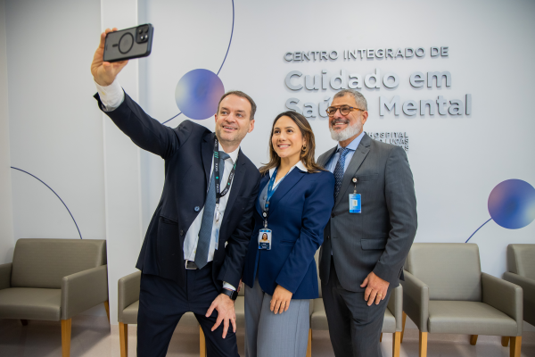 Profissionais de saúde comemoram a inauguração do novo centro de psiquiatria no HSL PUCRS.