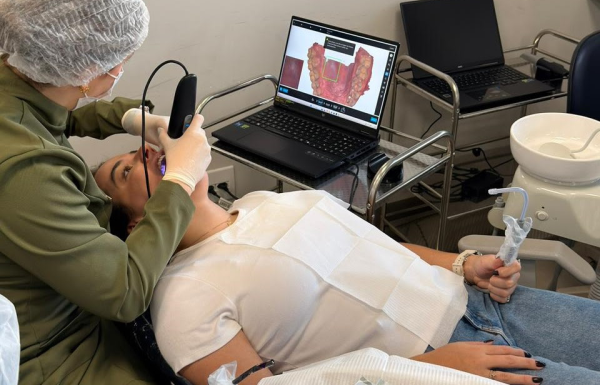 Equipamento realiza o escaneamento da boca em poucos segundos, captando imagens detalhadas que geram modelos digitais com precisão milimétrica