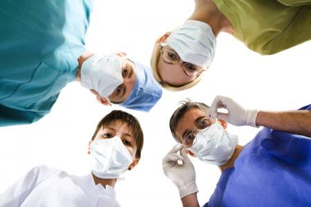 Acordo entre sindicatos e governo aumenta a carga horária dos médicos