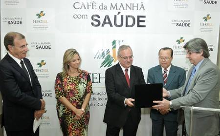 Deputado Pedro Westphalen recebendo homenagem da FEHOSUL