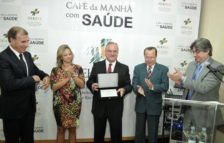 Deputado Pedro Westphalen sendo homenageado pela FEHOSUL