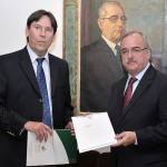 FEHOSUL entrega documento sobre o IPE Saude ao presidente da Assembleia Legislativa