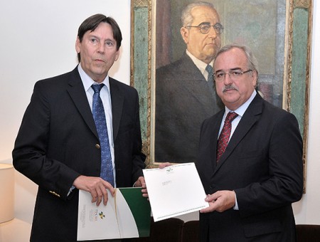 FEHOSUL entrega documento sobre o IPE-Saúde ao presidente da Assembleia Legislativa