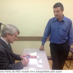 Joao Gilberto Porto do HED recebe livro autografado pelo autor