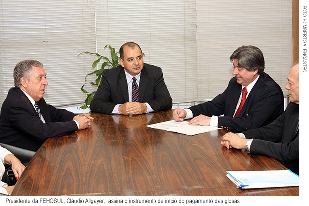 Presidente da Fehosul, Cláudio Allgayer,  assina instrumento de início do pagamento das glosas