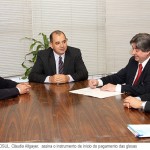 Presidente da Fehosul, Cláudio Allgayer,  assina instrumento de início do pagamento das glosas