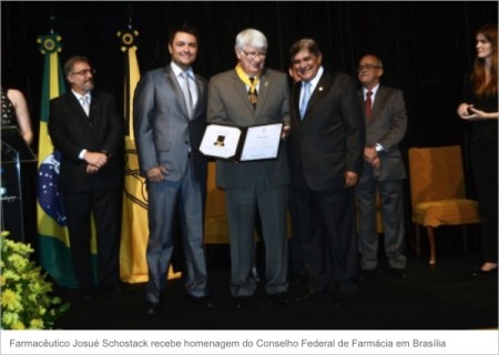 Farmacêutico gaúcho recebe Comenda do Mérito Farmacêutico