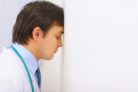 40% dos médicos americanos sofrem de esgotamento emocional