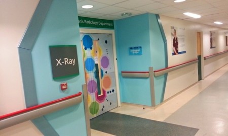 Hospital inglês adota temática “espacial” em setor de radiologia infantil