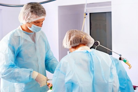 Médicos poloneses realizam complexo transplante de garganta