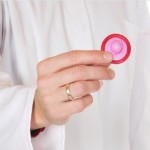 Adolescentes criam camisinha que muda de cor ao entrar em contato com DSTs