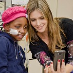 Fernanda Lima visita Oncologia Pediátrica do Hospital de Clínicas