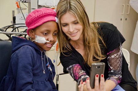 Fernanda Lima visita Oncologia Pediátrica do Hospital de Clínicas
