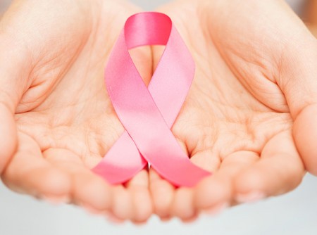 Instituições realizam ações para conscientizar população a respeito do câncer de mama