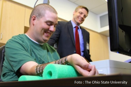Homem com paralisia volta a mover a mão graças a implante cerebral